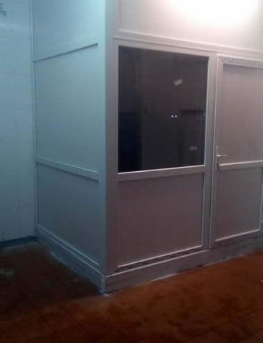 ООО "Бранцево". Перегородка ПВХ. Профиль – WDS 60, однокамерный стеклопакет, сендвич-панель, дверь из дверного профиля.