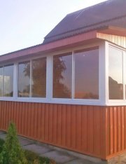 СТ "Холмы". Остекление террасы. «Холодное» остекление – алюминиевый профиль СИАЛ, белого цвета, заполнение - стекло 4мм.