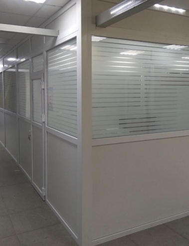 г. Минск, "Доктор Вед". Перегородка ПВХ. Профиль – WDS 60, однокамерный стеклопакет с тонировкой в полоску, сендвич панель, дверь из дверного профиля.