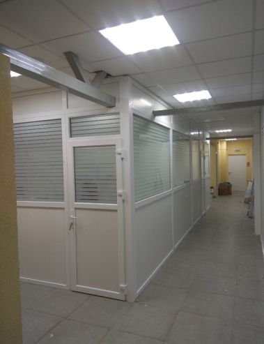 г. Минск, "Доктор Вед". Перегородка ПВХ. Профиль – WDS 60, однокамерный стеклопакет с тонировкой в полоску, сендвич панель, дверь из дверного профиля.