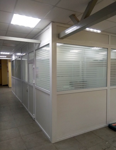 г. Минск, "Доктор Вед". Перегородка ПВХ. Профиль – WDS 60, однокамерный стеклопакет с тонировкой в полоску, сендвич панель, дверь из дверного профиля.