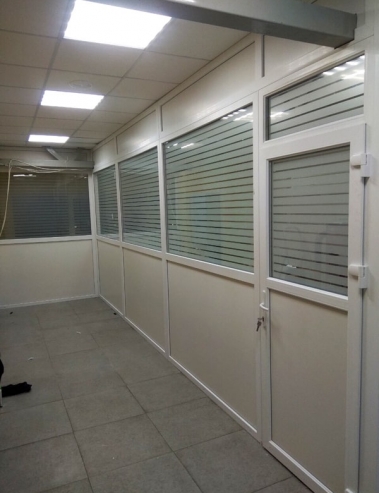 г. Минск, "Доктор Вед". Перегородка ПВХ. Профиль – WDS 60, однокамерный стеклопакет с тонировкой в полоску, сендвич панель, дверь из дверного профиля.