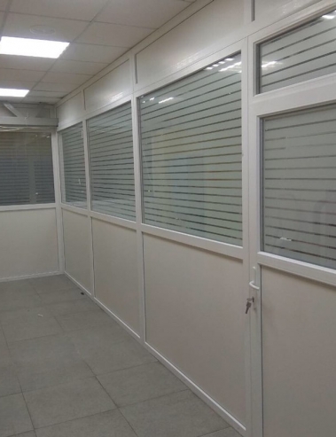 г. Минск, "Доктор Вед". Перегородка ПВХ. Профиль – WDS 60, однокамерный стеклопакет с тонировкой в полоску, сендвич панель, дверь из дверного профиля.