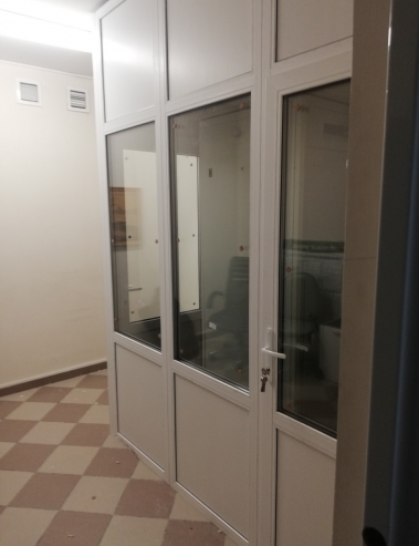 "Новое Зрение". Перегородка ПВХ. Профиль – WDS 60, однокамерный стеклопакет, сендвич панель, дверь из дверного профиля.