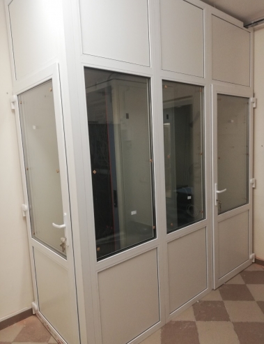 "Новое Зрение". Перегородка ПВХ. Профиль – WDS 60, однокамерный стеклопакет, сендвич панель, дверь из дверного профиля.