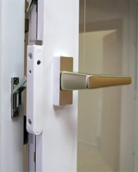 пластиковое окно с замком фиксатором