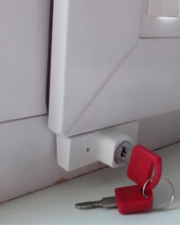 пластиковое окно с накладным замком