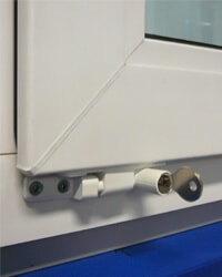 пластиковое окно с замком блокиратором