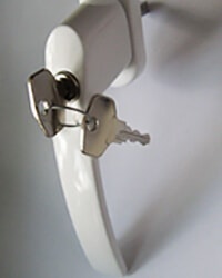 пластиковое окно с монтируемым в ручку замком